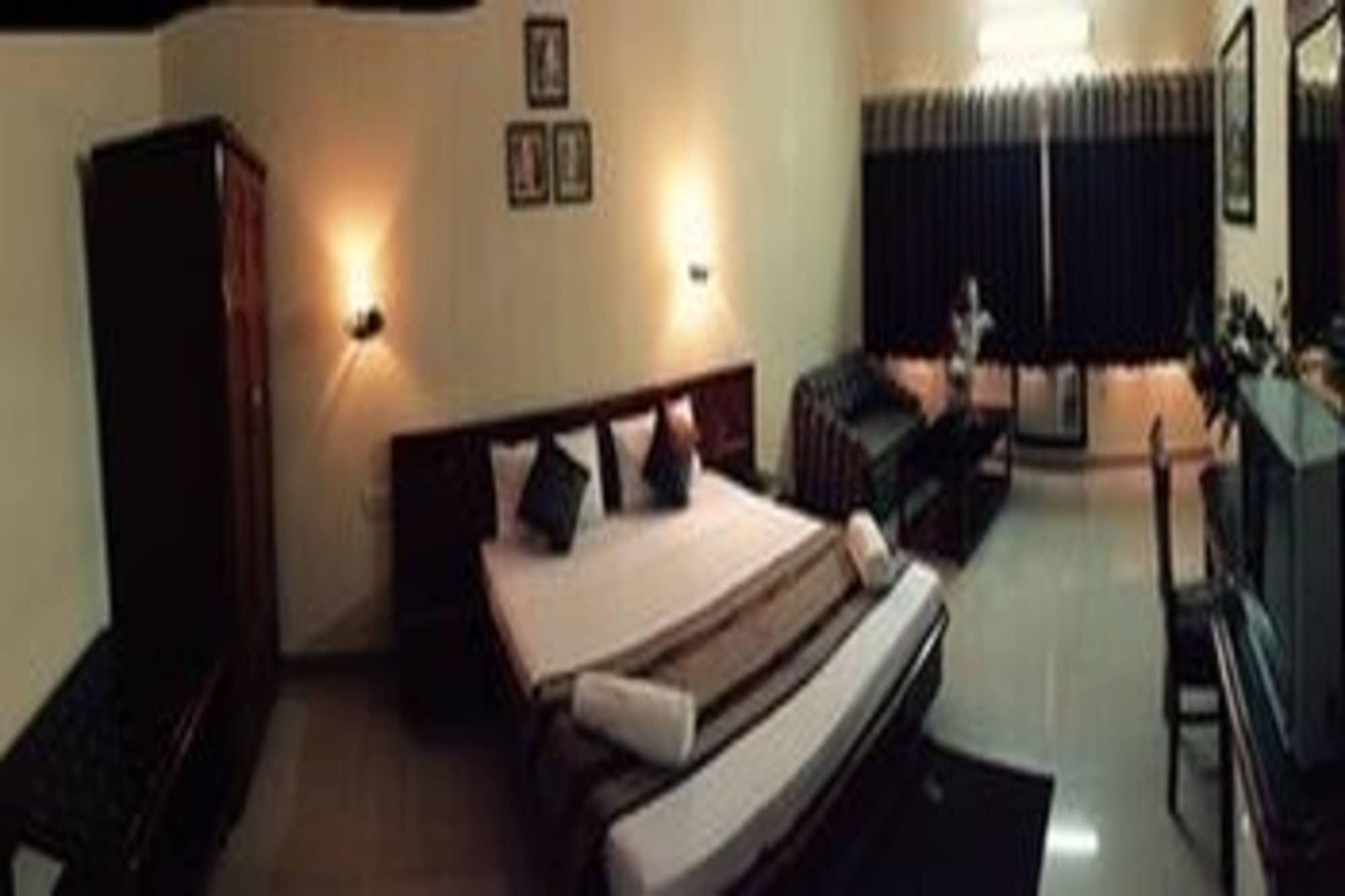 Airport Hotel Нью-Дели Экстерьер фото